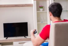 muž zapíná televizi