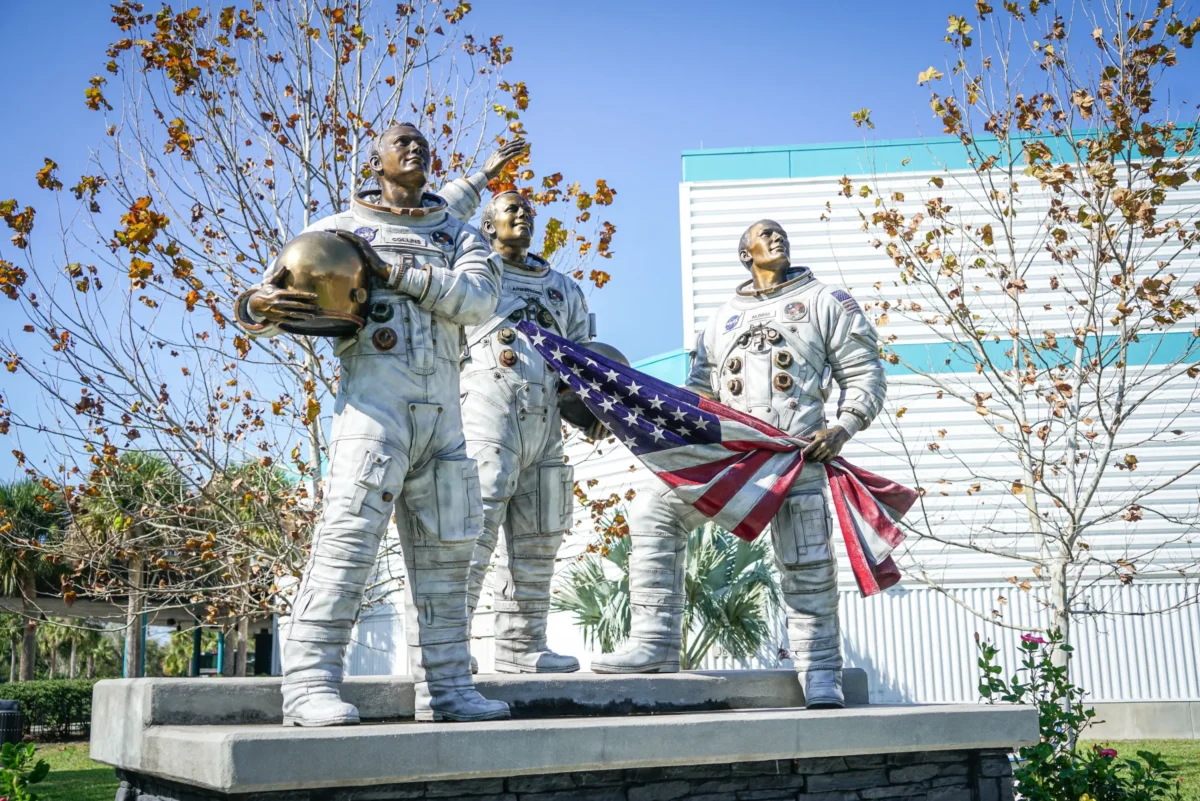 posádka Apolla 13 - socha