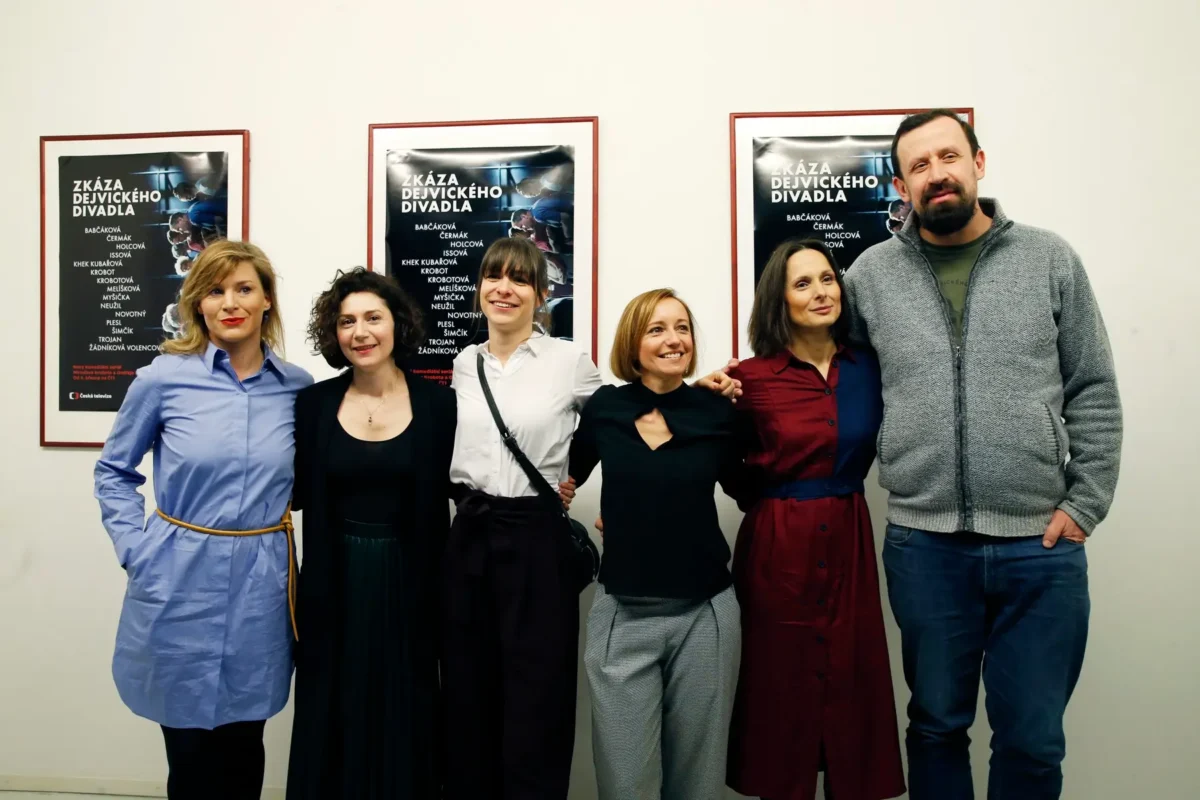 profimedia-0414865261 | TVGURU.cz šimčík s herečkami divadla v Dejvicích