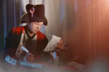 Muž vypadá jako Napoleon Bonaparte