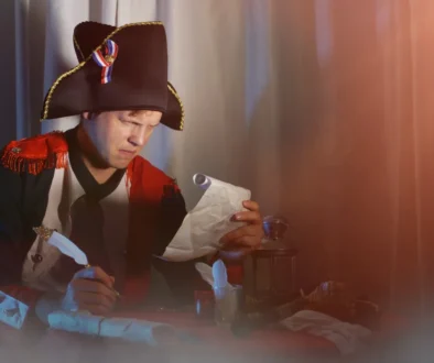 Muž vypadá jako Napoleon Bonaparte