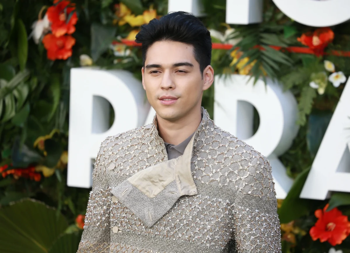 Maxime Bouttier pózuje na fotku. 