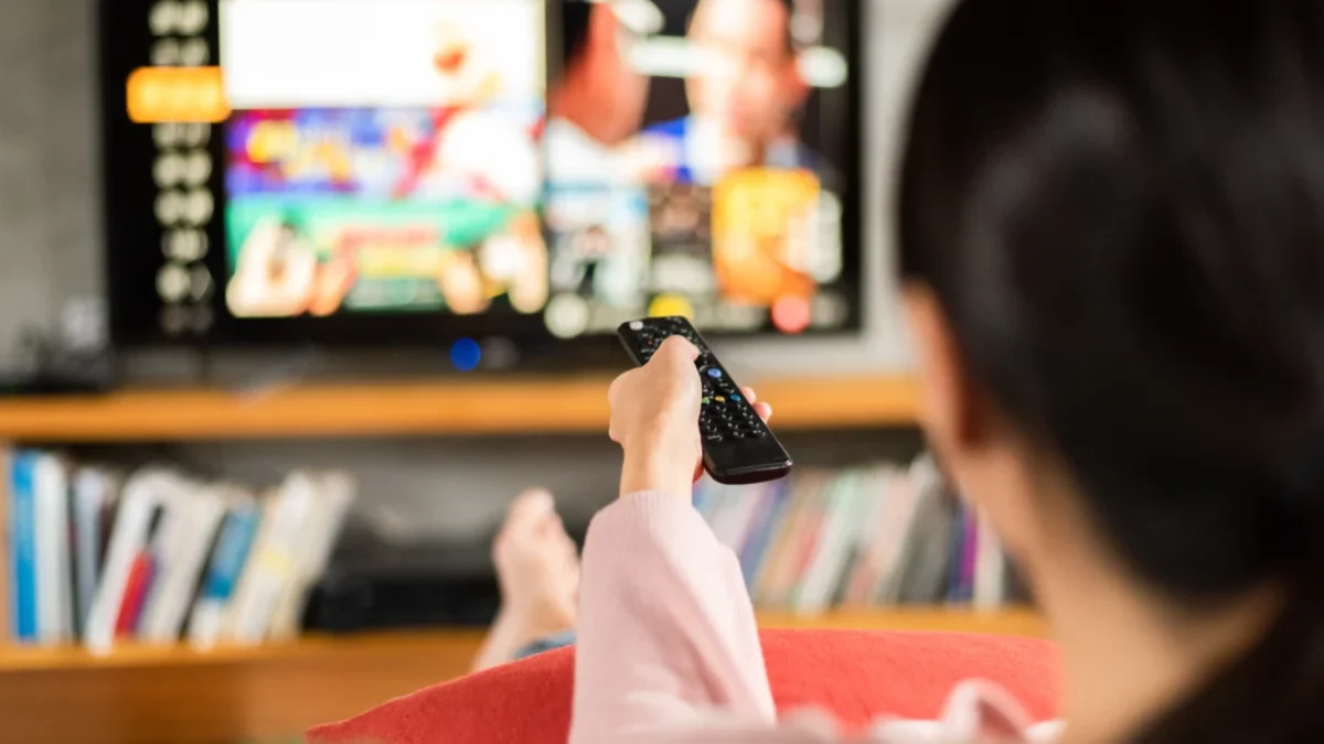 žena sleduje televizi