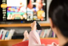 žena sleduje televizi