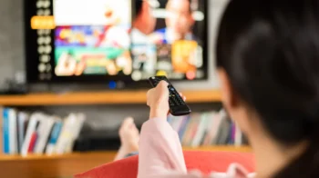 žena sleduje televizi