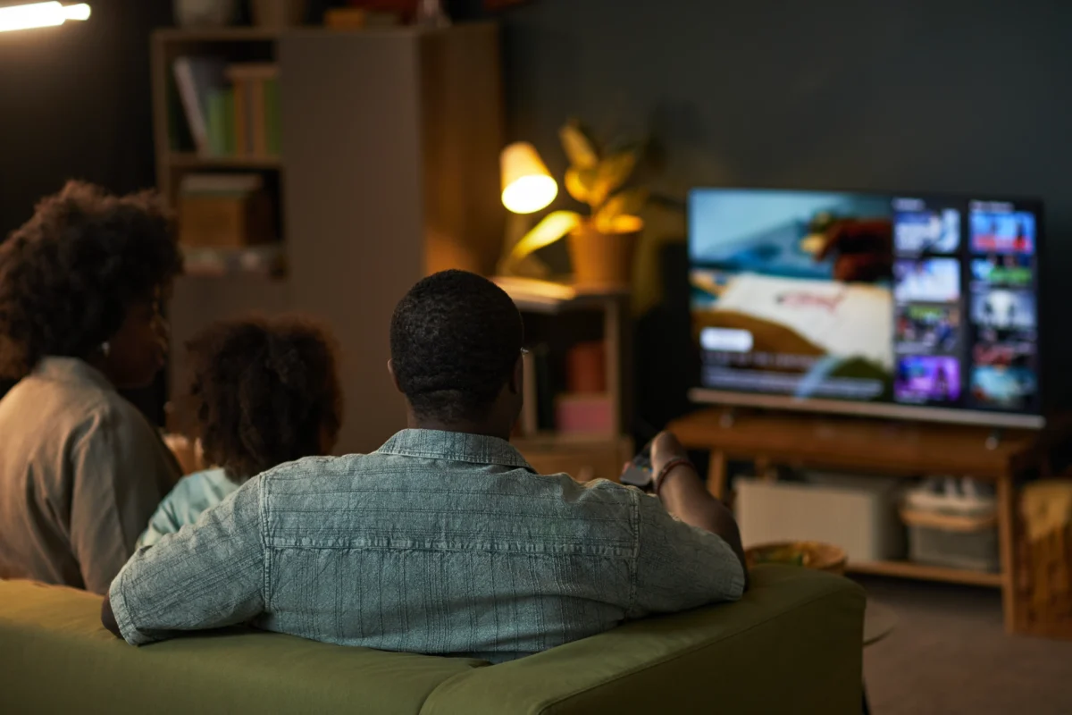 shutterstock_2671510093-převedeno-z-jpg | TVGURU.cz rodina sleduje televizi