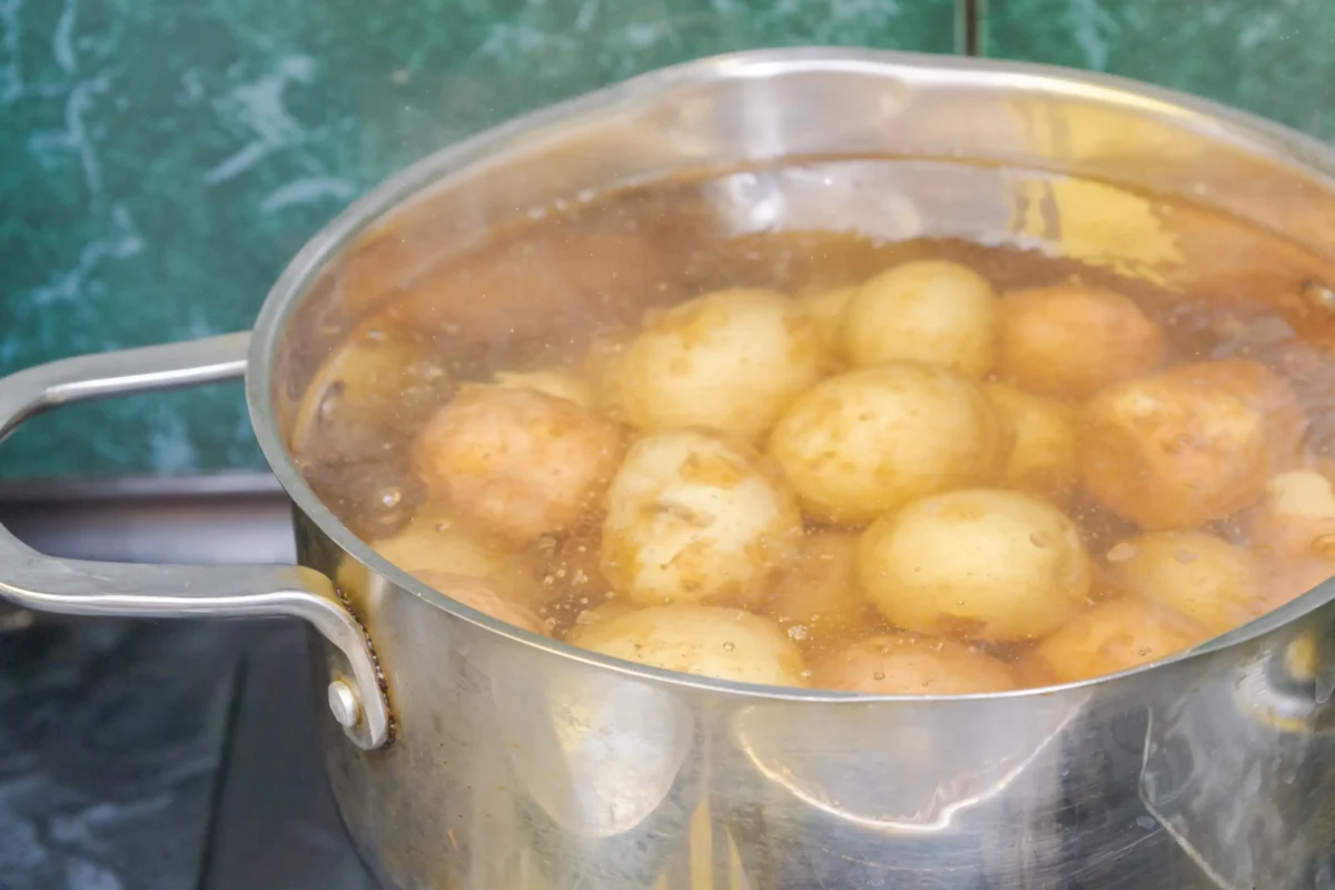 V hrnci se vaří brambory.