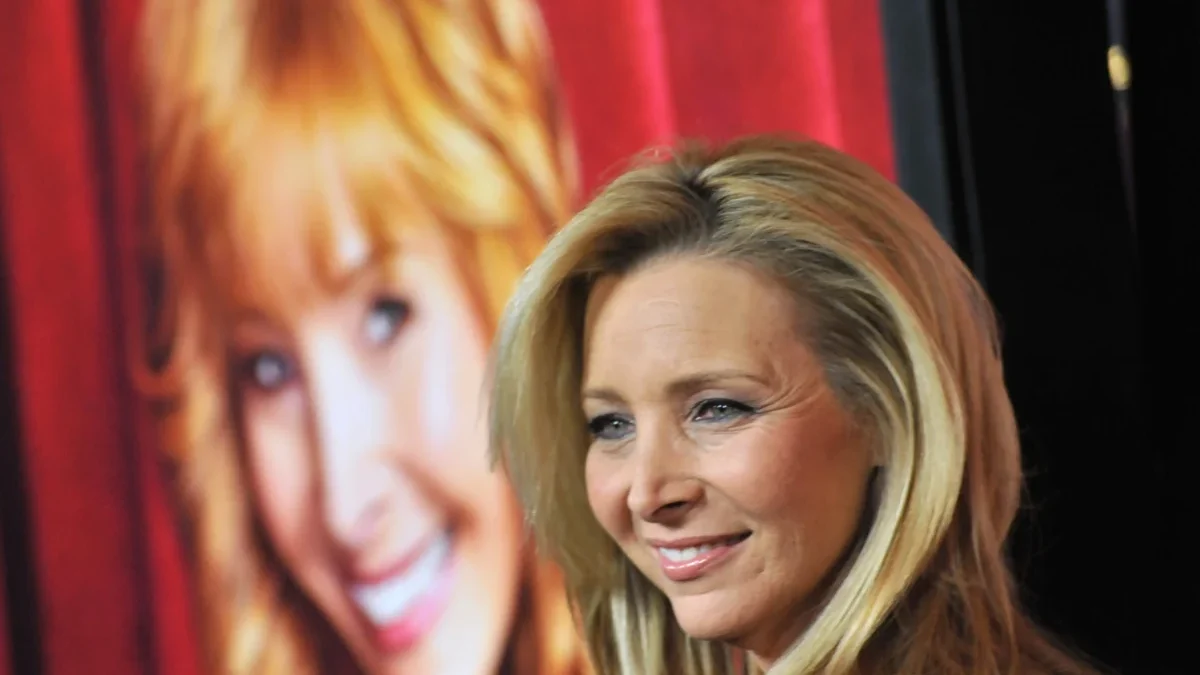 Lisa Kudrow se usmívá.