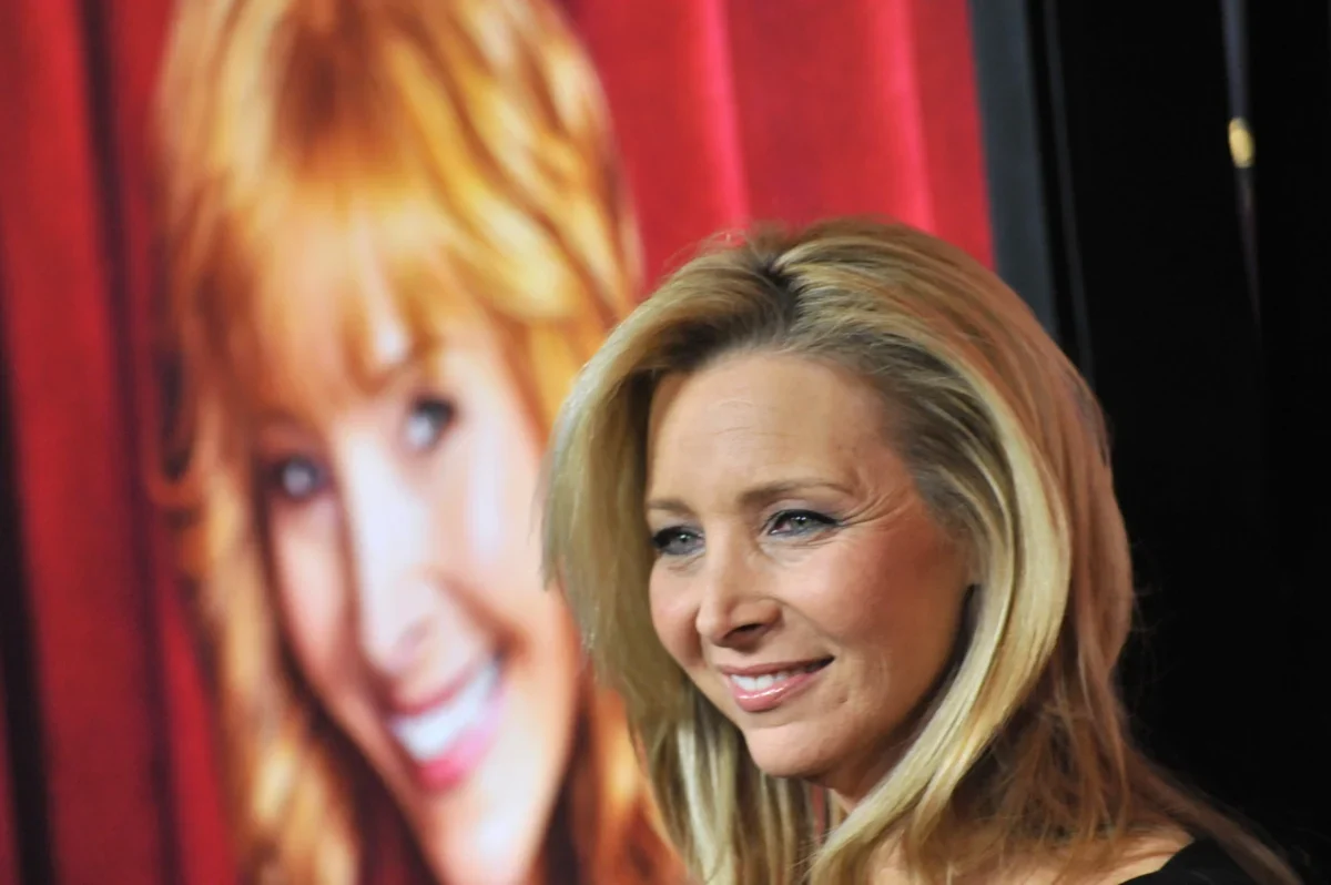Lisa Kudrow se usmívá.