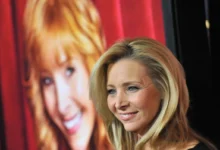 Lisa Kudrow se usmívá.