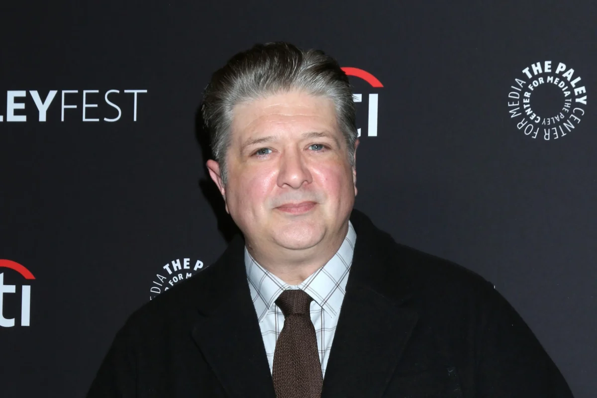 shutterstock_2452408439 | TVGURU.cz Lance Barber pózuje na fotku.