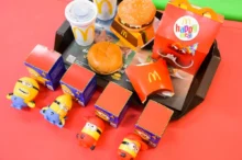 Happy Meal leží na stole.