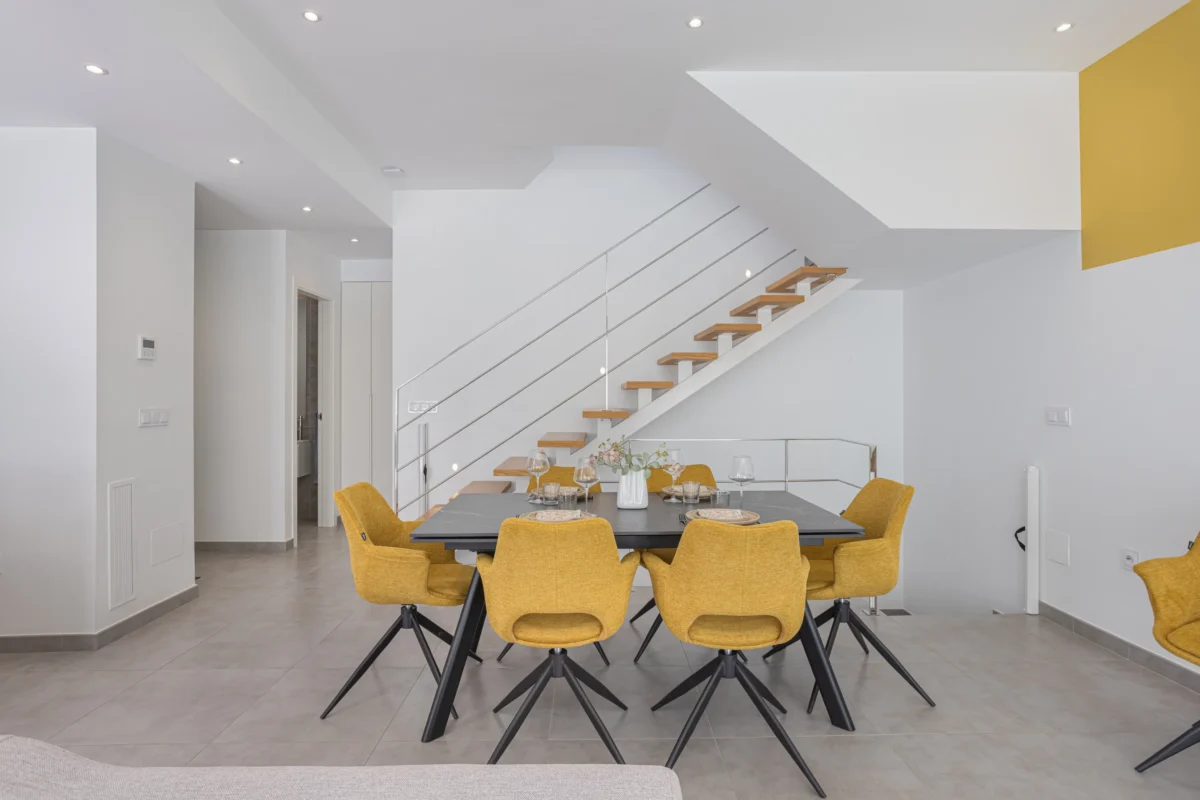 shutterstock_2664853857-2-2 | TVGURU.cz Moderní jídelna, ve které jsou bílé a žluté stěny.