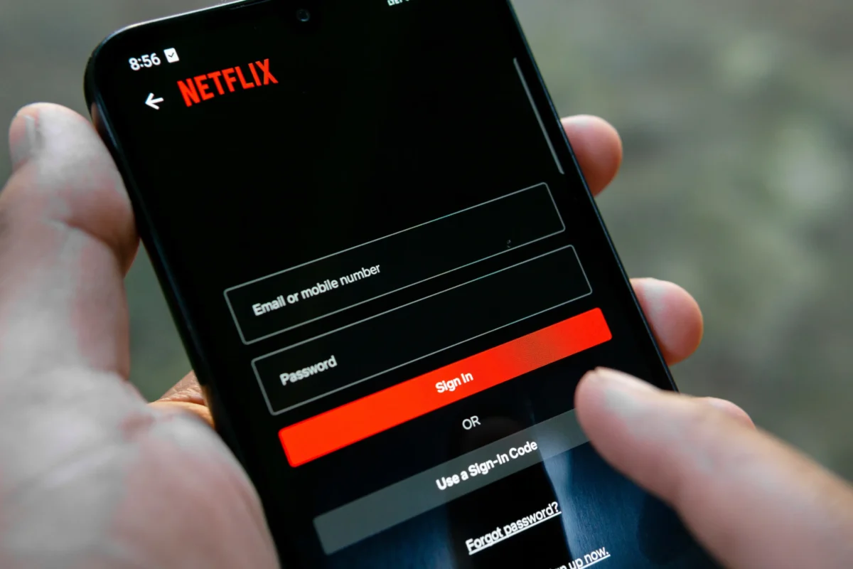 V mobilu je otevřené Netflix přihlášení. 