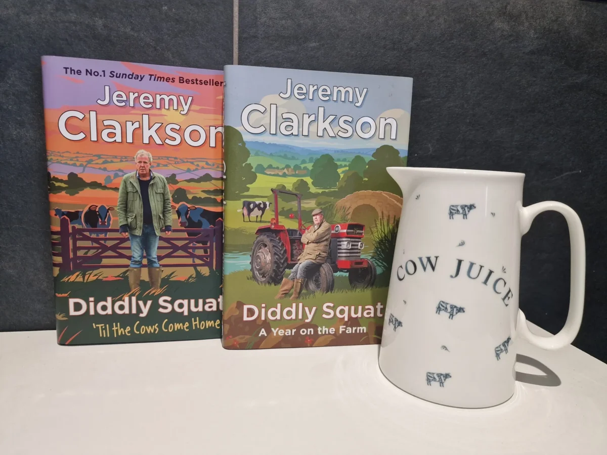 Knihy stojí vedle nádoby.