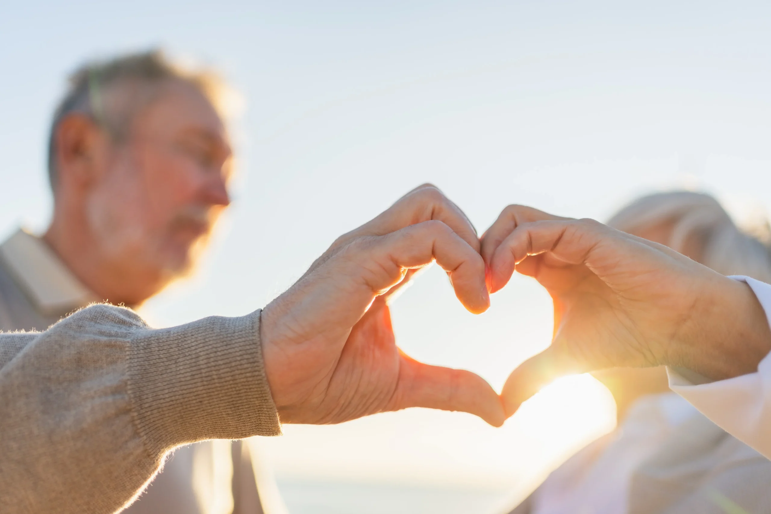 shutterstock_2623614405 1 1 | TVGURU.cz Staří lidé ukazují rukama symbol srdce
