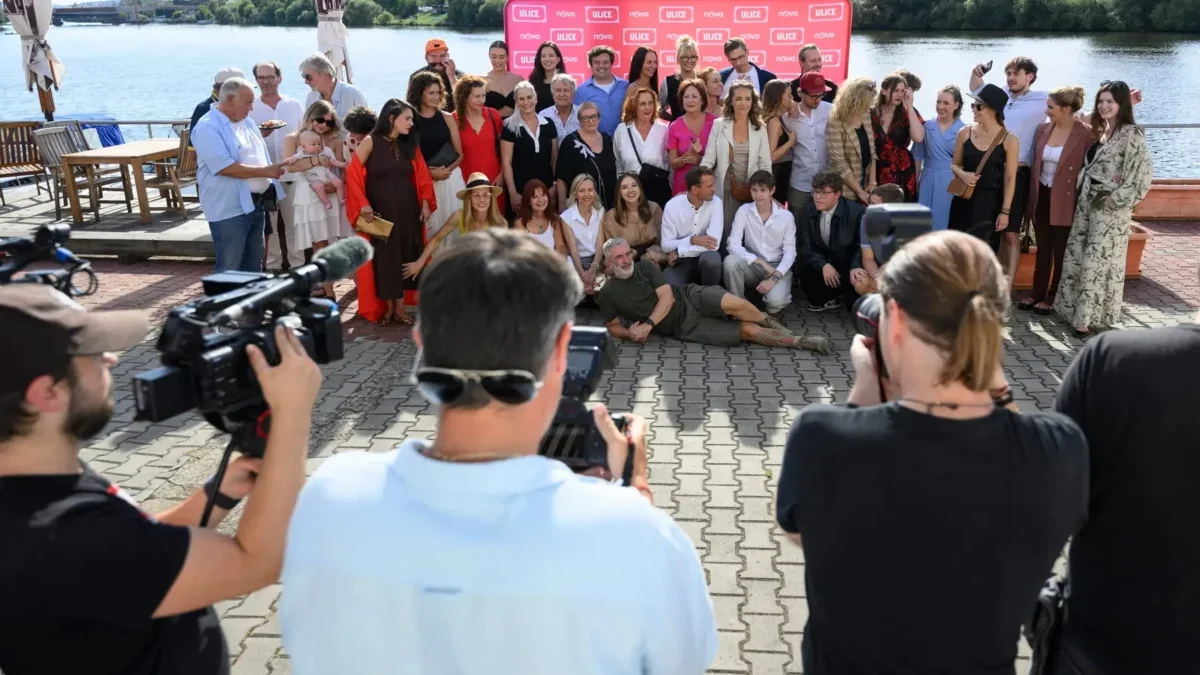 lidé před fotoaparáty