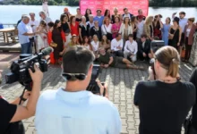 lidé před fotoaparáty