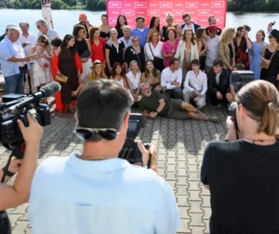 lidé před fotoaparáty