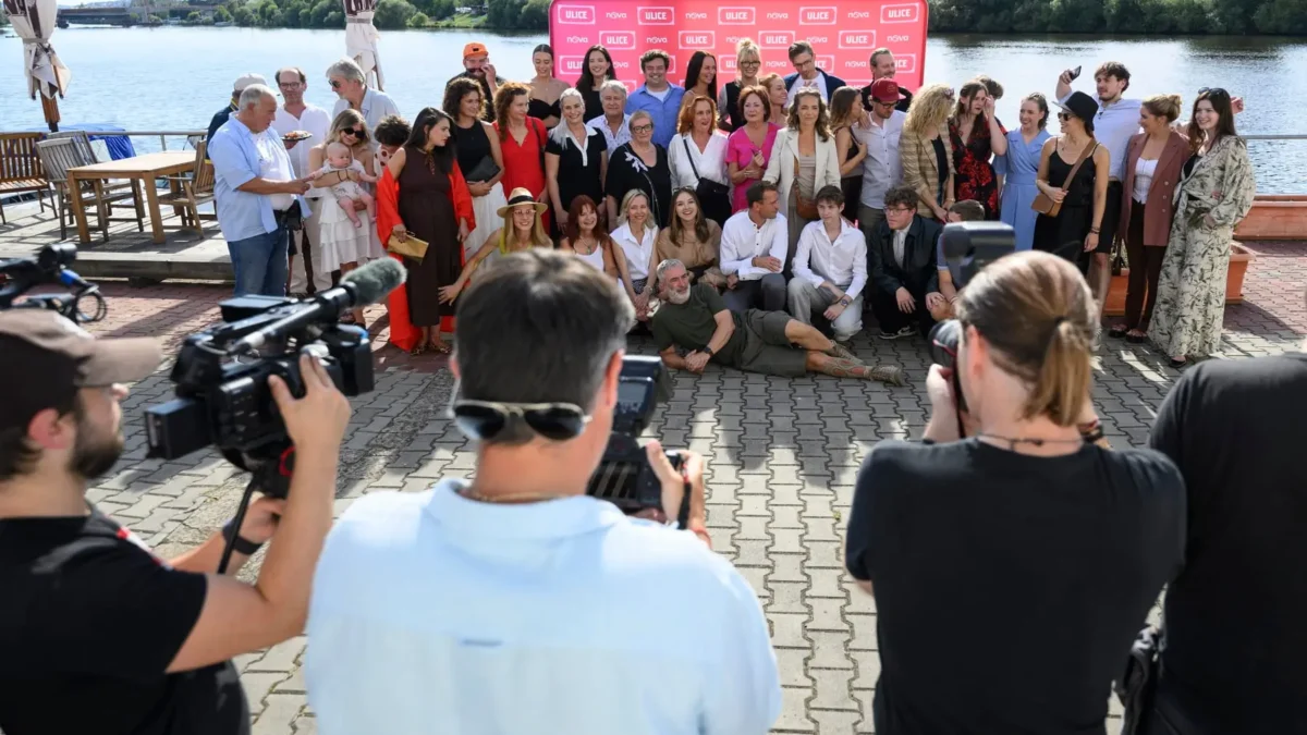 profimedia-1034146583 2 1 | TVGURU.cz lidé před fotoaparáty