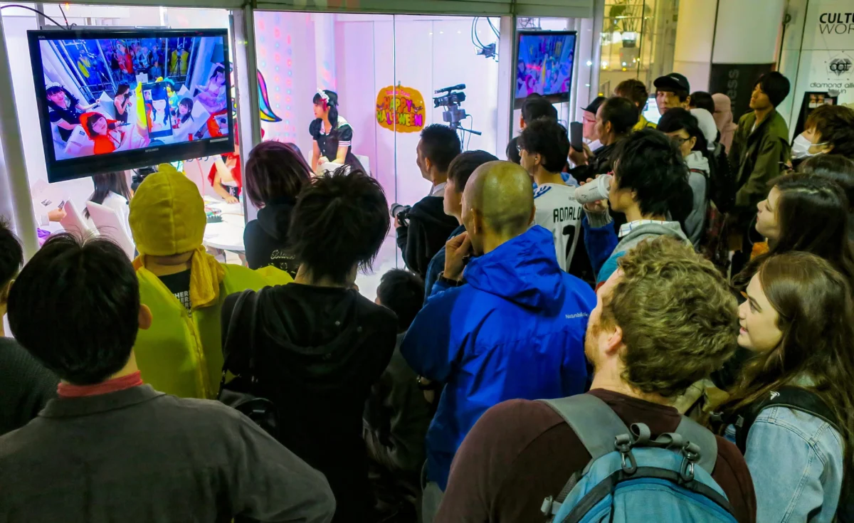 lidé sledující obrazovku