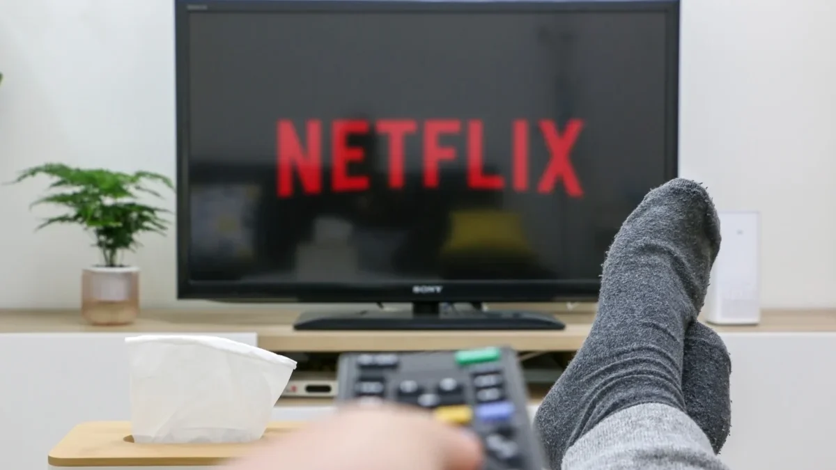 muž sleduje Netflix