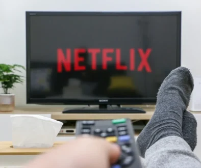 muž sleduje Netflix