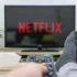 muž sleduje Netflix