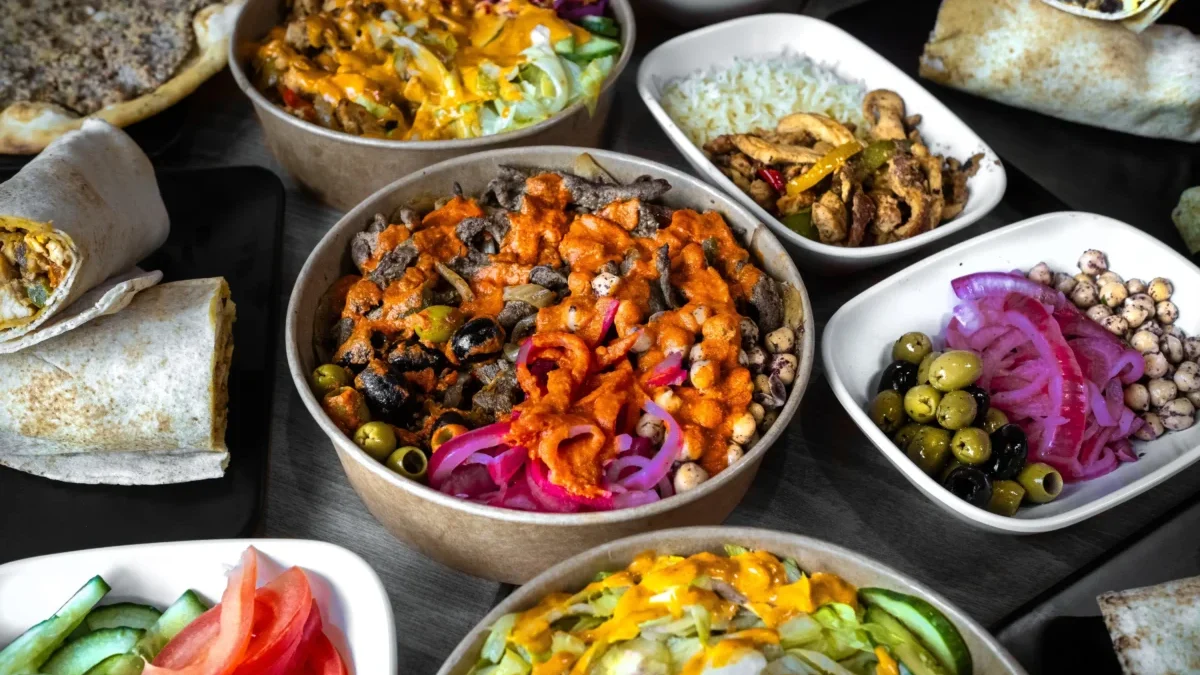 Na stole je spousta jídla.