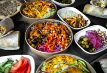 Na stole je spousta jídla.