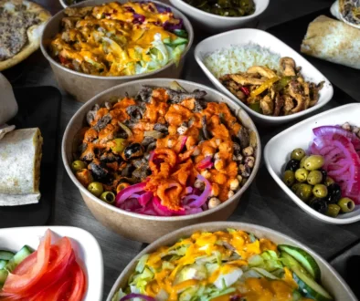 Na stole je spousta jídla.