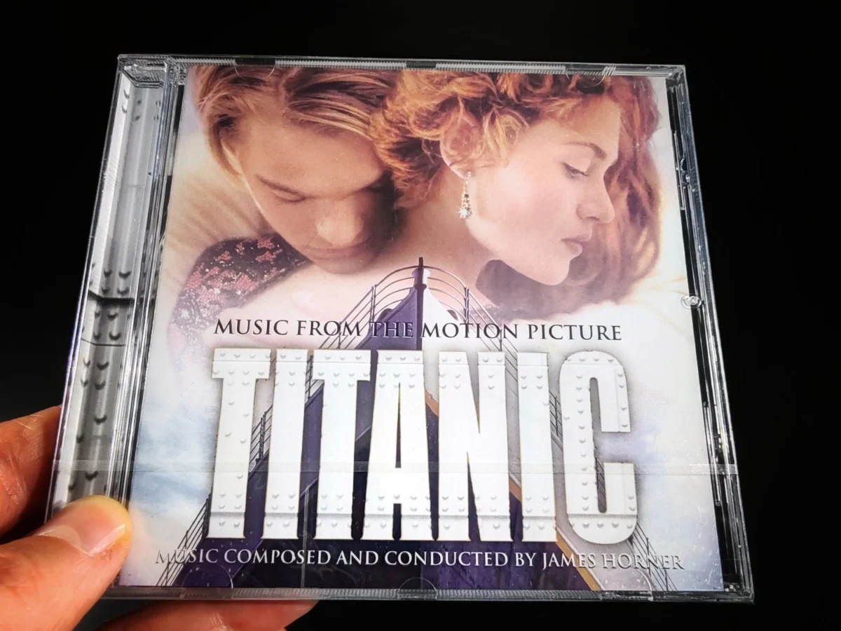 Člověk v ruce drží CD Titanic.