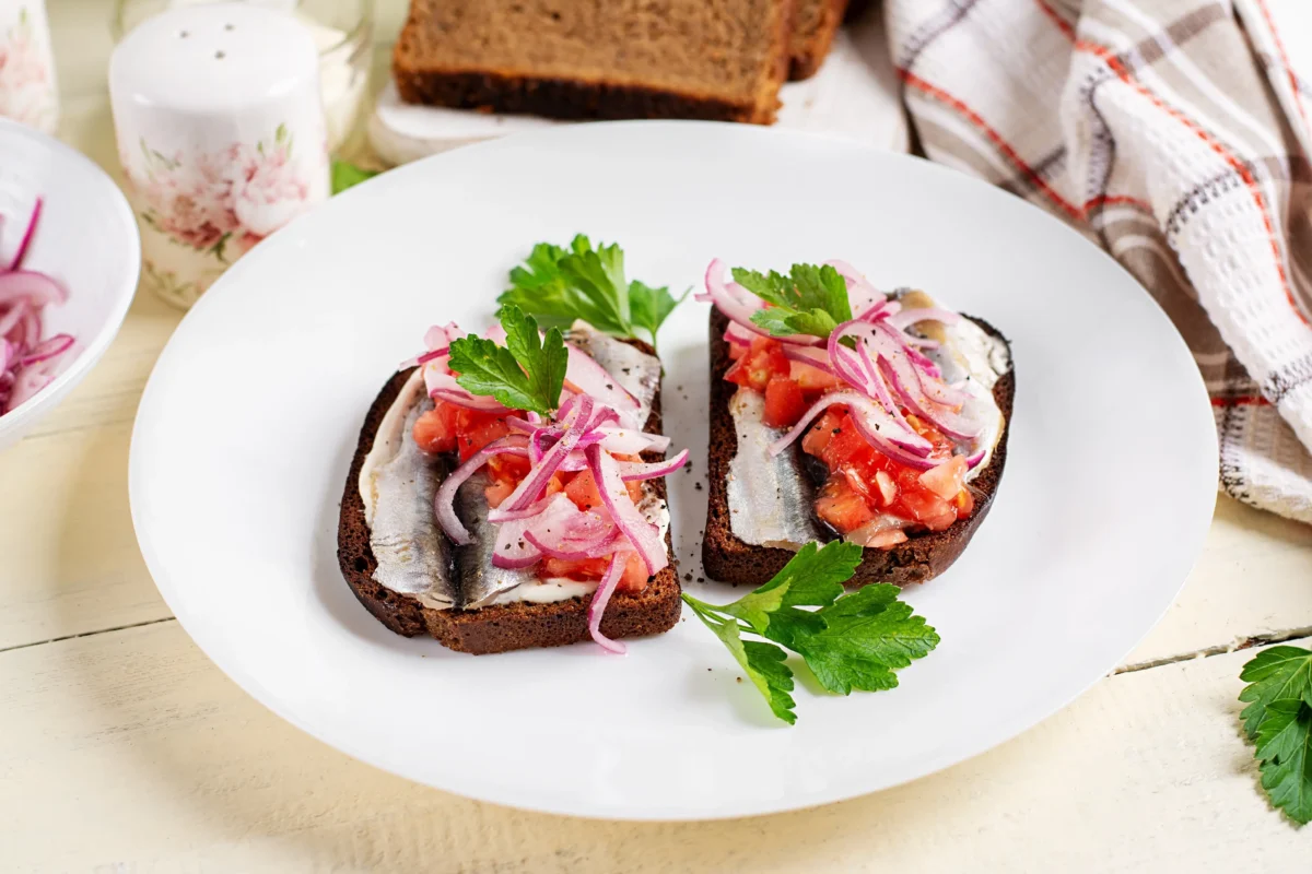 shutterstock_2688001897-2 | TVGURU.cz Na talíři je namazaný chléb.