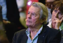 Alain Delon se tváří naštvaně.