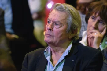 Alain Delon se tváří naštvaně.