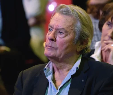 Alain Delon se tváří naštvaně.