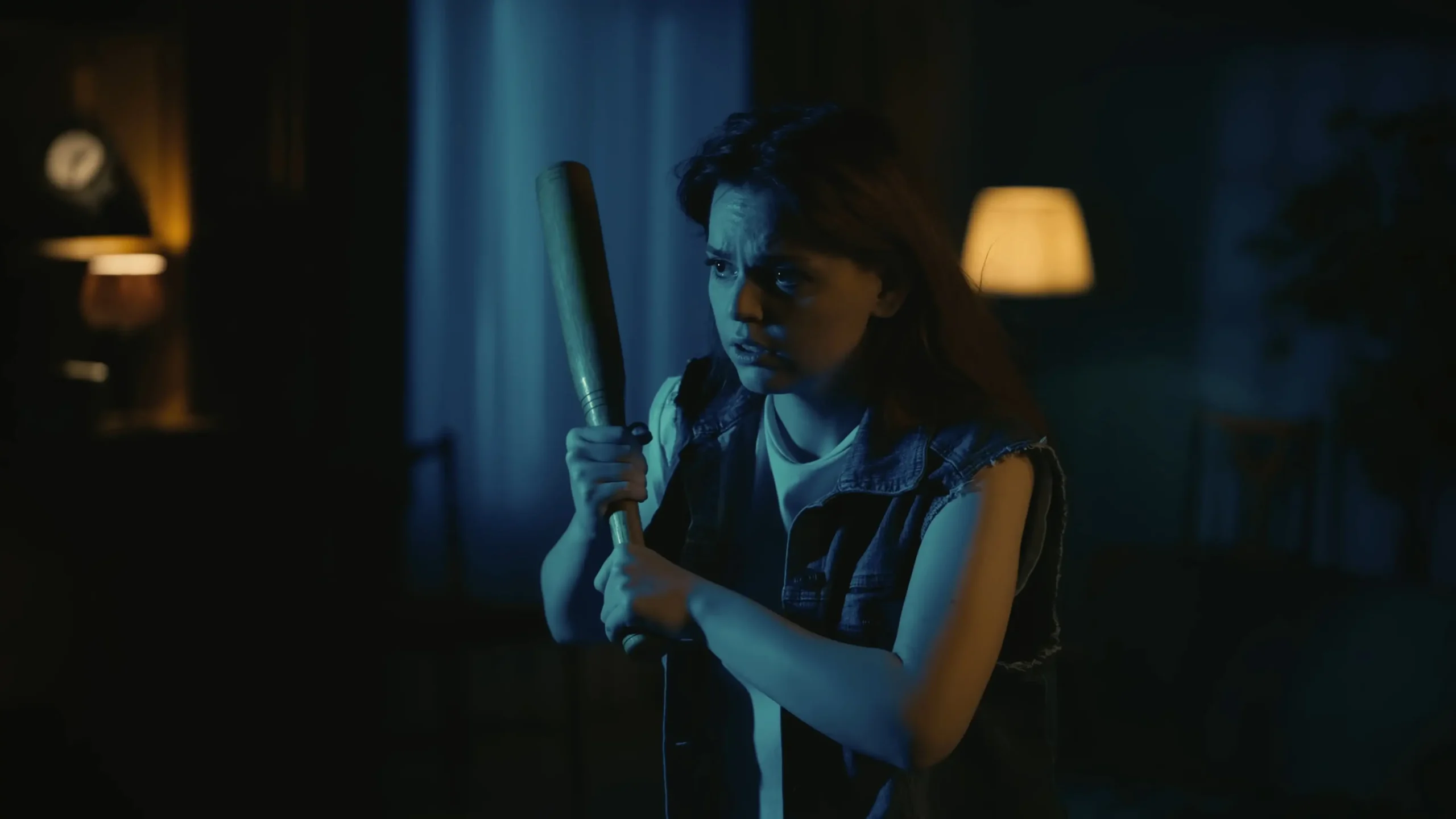 shutterstock_2363040397 1 | TVGURU.cz Žena drží baseballovou pálku v noci doma