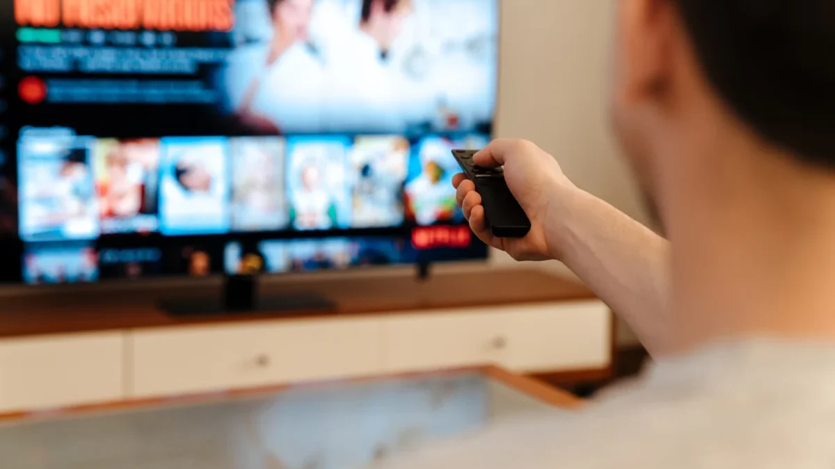 muž sleduje televizi