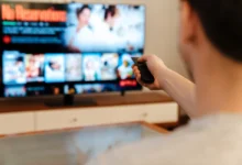 muž sleduje televizi