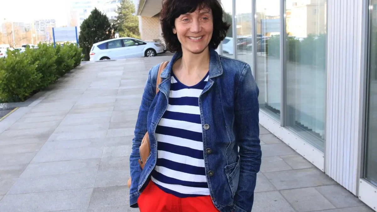 Ester Janečková stojí a usmívá se.