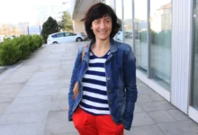 Ester Janečková stojí a usmívá se.