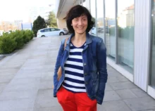 Ester Janečková stojí a usmívá se.