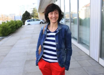 Ester Janečková stojí a usmívá se.