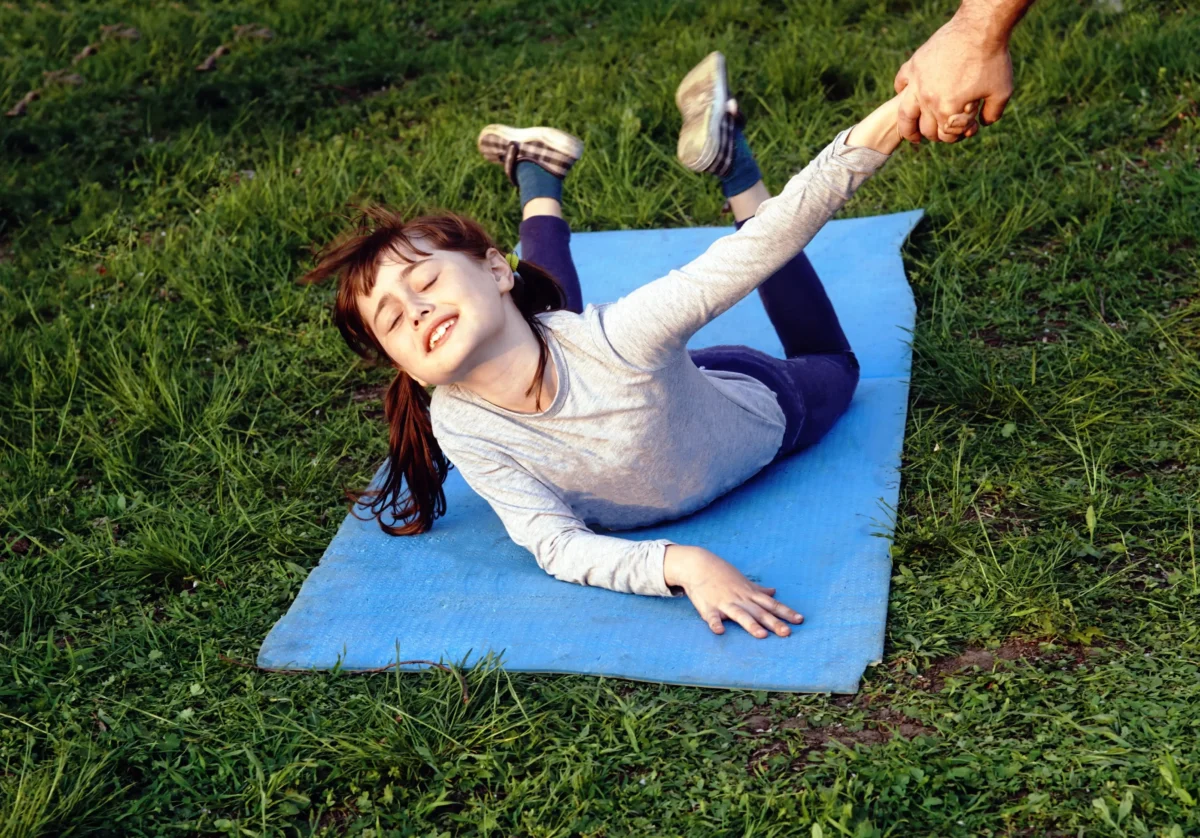 Holčička cvičí na podložce.