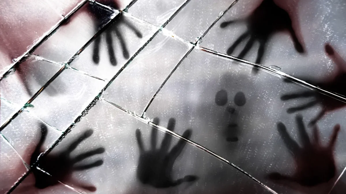 Strašidelně zobrazený obličej a ruce