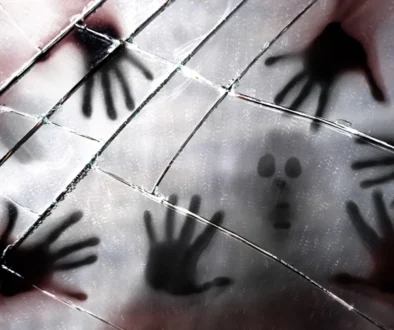 Strašidelně zobrazený obličej a ruce