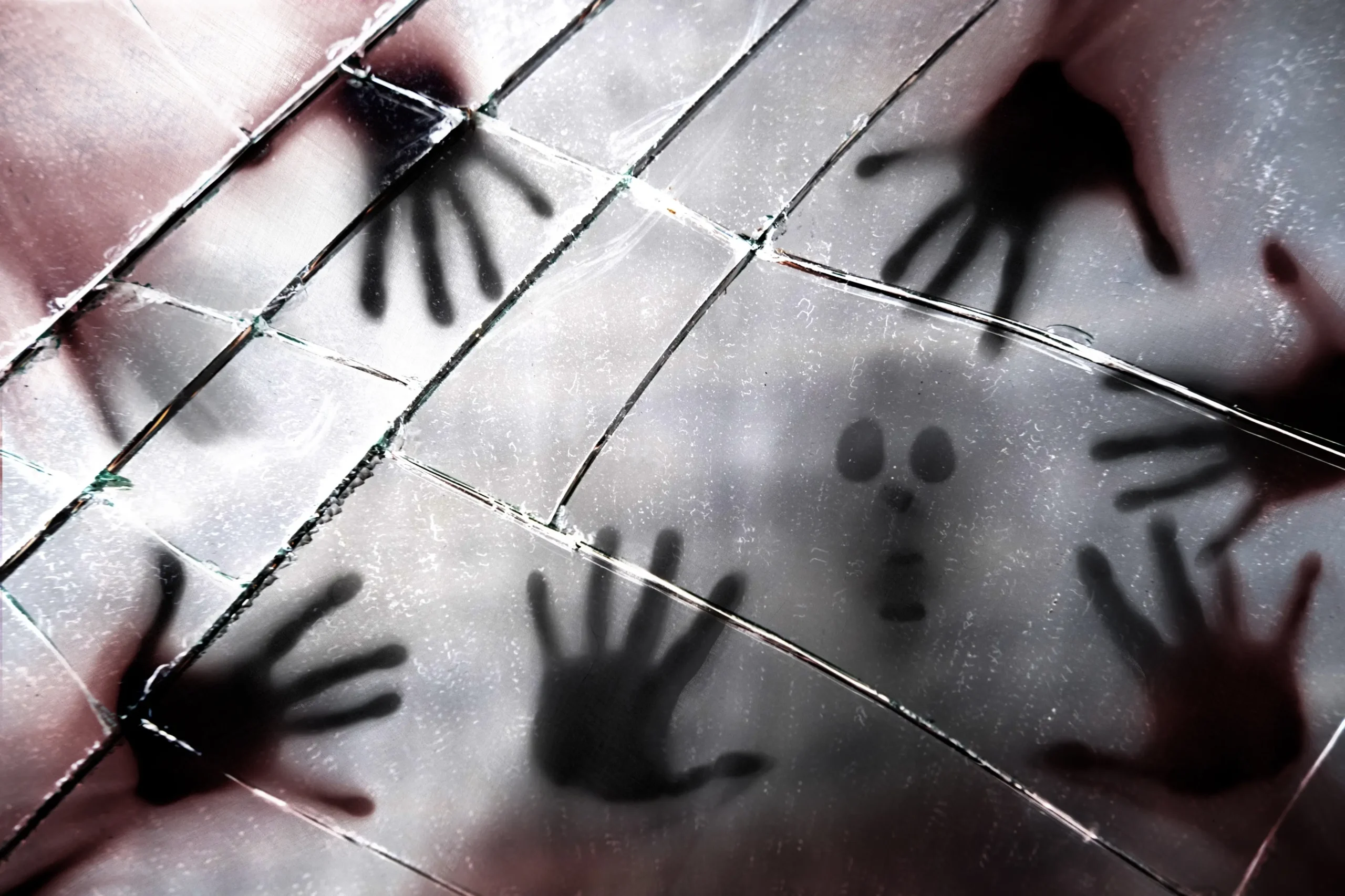 Strašidelně zobrazený obličej a ruce