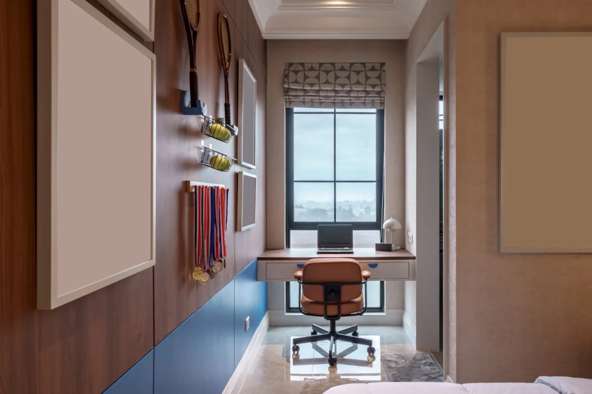 shutterstock_2709935929-2 | TVGURU.cz U okna stojí pracovní stůl se židlí.