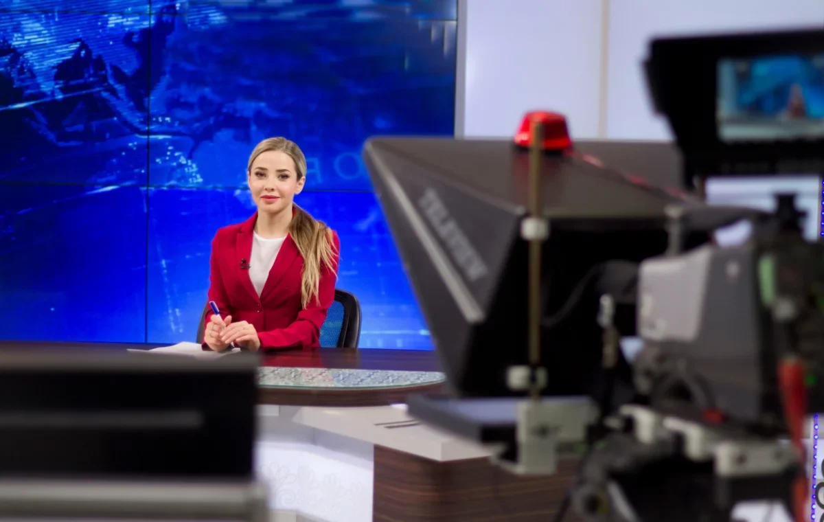 Žena v televizním studiu