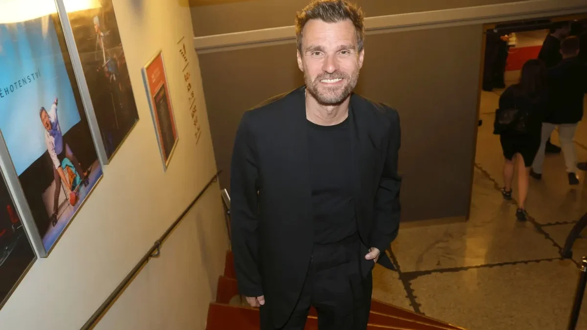 Leoš Mareš se usmívá.